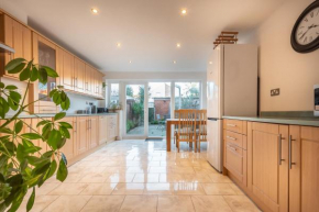 BEST PRICE! LARGE HOME FOR 4 - SMART TV - COMFY BEDS - GARDEN - 4 Single Beds or 2 Doubles!